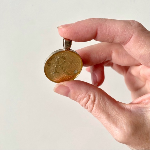 Letter “R” Initial Necklace Keychain Resin Pendant - Picture 3 of 9